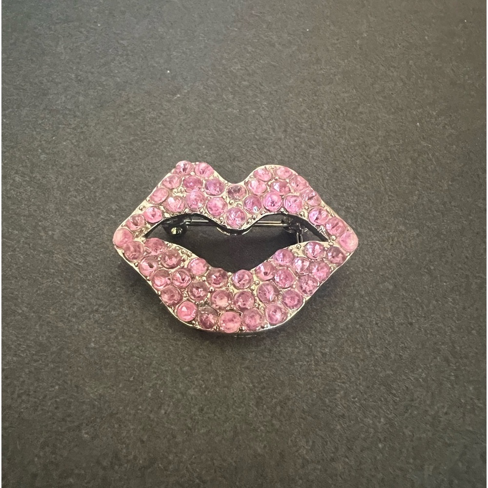 Pink crystal lips pin